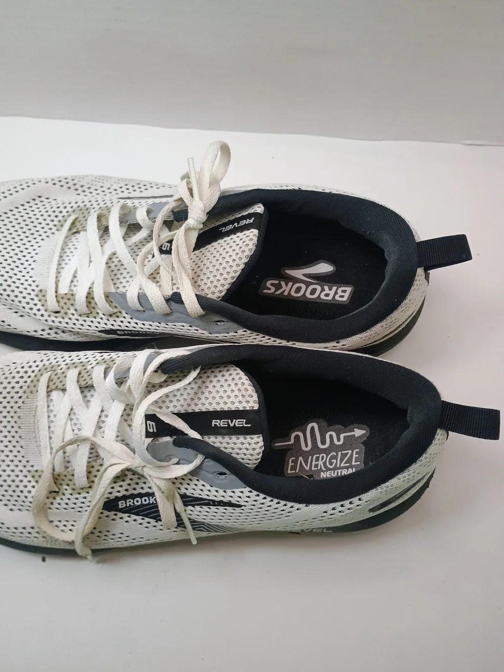 Brooks Revel 6 White Black Gray Athletic Running Shoe Sneakers 1203861B121 Sz 11